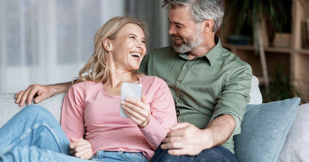Mobile Services in Spain: The Ultimate Expat Guide 2 Happy couple for being customers of the best mobile company for expats